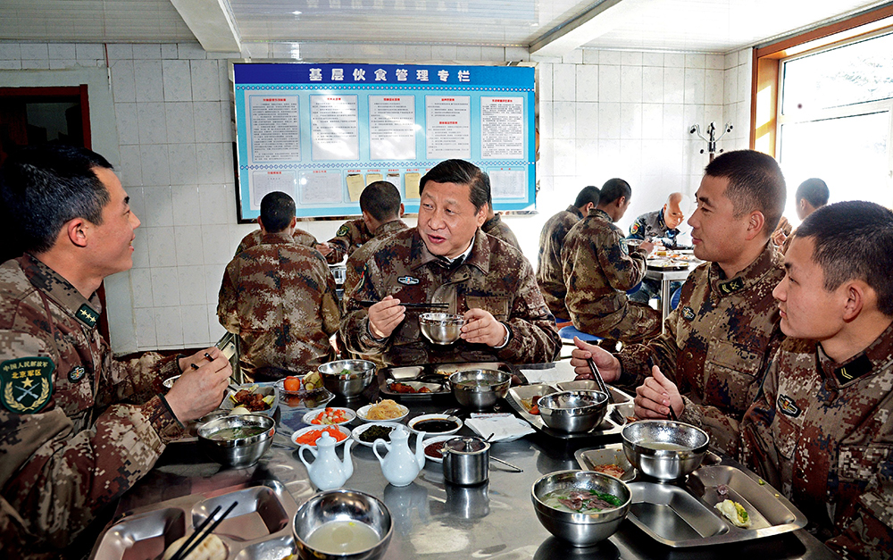 2014年1月26日，習近平主席專程來到內(nèi)蒙古軍區(qū)邊防某部，親切看望慰問戍邊官兵。這是在連隊食堂，習近平主席同戰(zhàn)士們一起用餐。