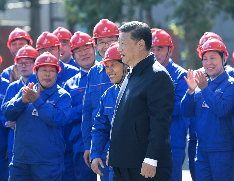2018年9月26日，在中國一重集團，習(xí)近平總書記走到工人中間，同大家親切交流。