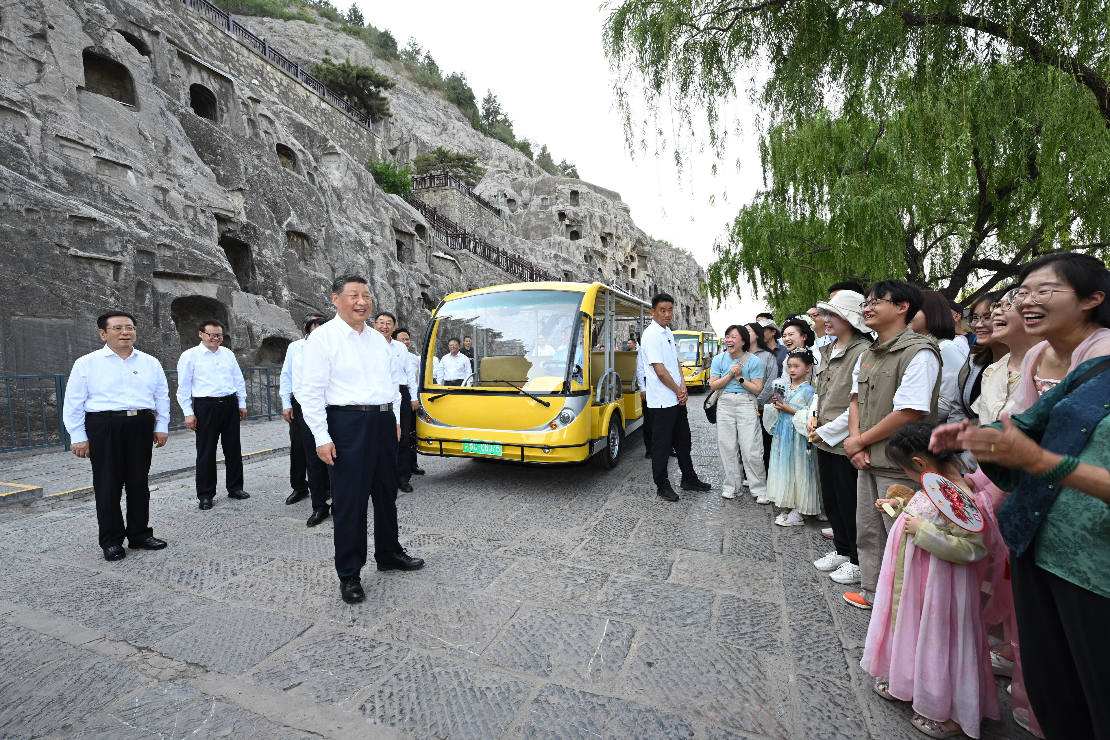 5月19日至20日，中共中央總書記、國家主席、中央軍委主席習(xí)近平在河南考察。這是19日下午，習(xí)近平在洛陽龍門石窟考察時，同游客親切交流。新華社記者 謝環(huán)馳 攝