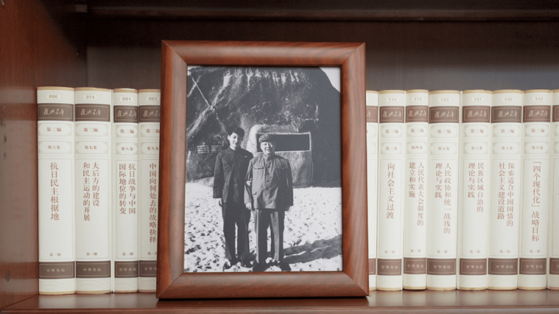 2022年12月31日，習(xí)近平辦公室的書架上擺放著他和父親的合影。