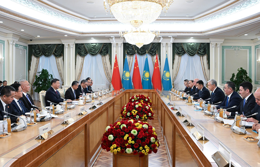 當(dāng)?shù)貢r(shí)間6月16日下午，哈薩克斯坦總統(tǒng)托卡耶夫同中國國家主席習(xí)近平在阿斯塔納總統(tǒng)府舉行會(huì)談。
