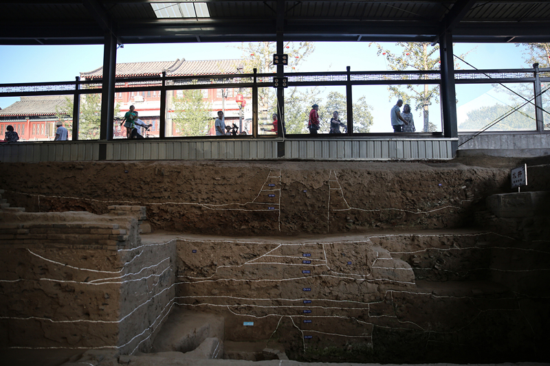 2019年9月7日，人們透過(guò)玻璃幕墻看開(kāi)元寺南廣場(chǎng)遺址考古現(xiàn)場(chǎng)。