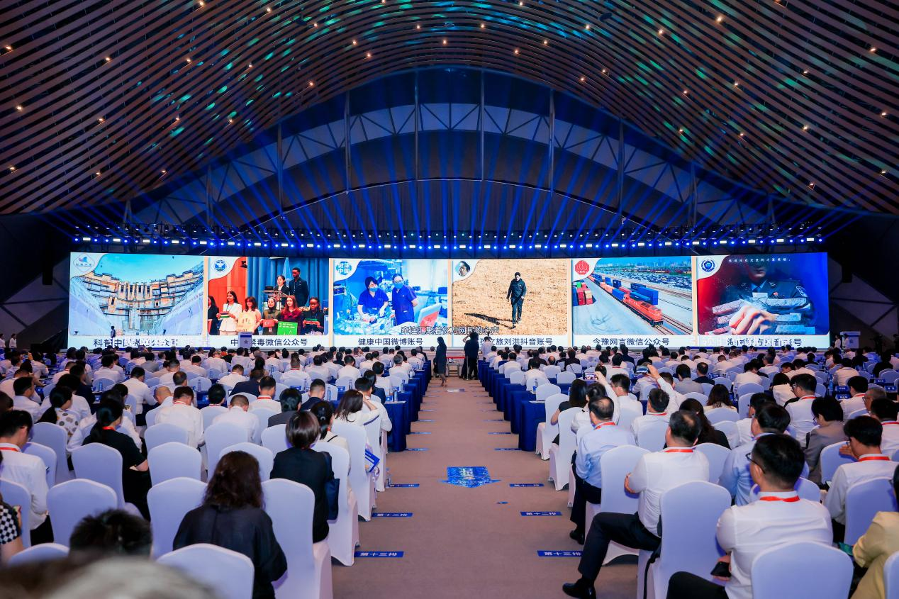 2025年中國網(wǎng)絡(luò)文明大會(huì)《走好網(wǎng)上群眾路線百個(gè)成績突出賬號推選活動(dòng)成果》發(fā)布現(xiàn)場。