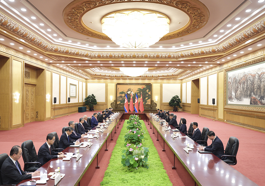 9月4日晚，中共中央總書(shū)記、國(guó)家主席習(xí)近平在北京人民大會(huì)堂同來(lái)華出席紀(jì)念中國(guó)人民抗日戰(zhàn)爭(zhēng)暨世界反法西斯戰(zhàn)爭(zhēng)勝利80周年活動(dòng)的朝鮮勞動(dòng)黨總書(shū)記、國(guó)務(wù)委員長(zhǎng)金正恩舉行會(huì)談。