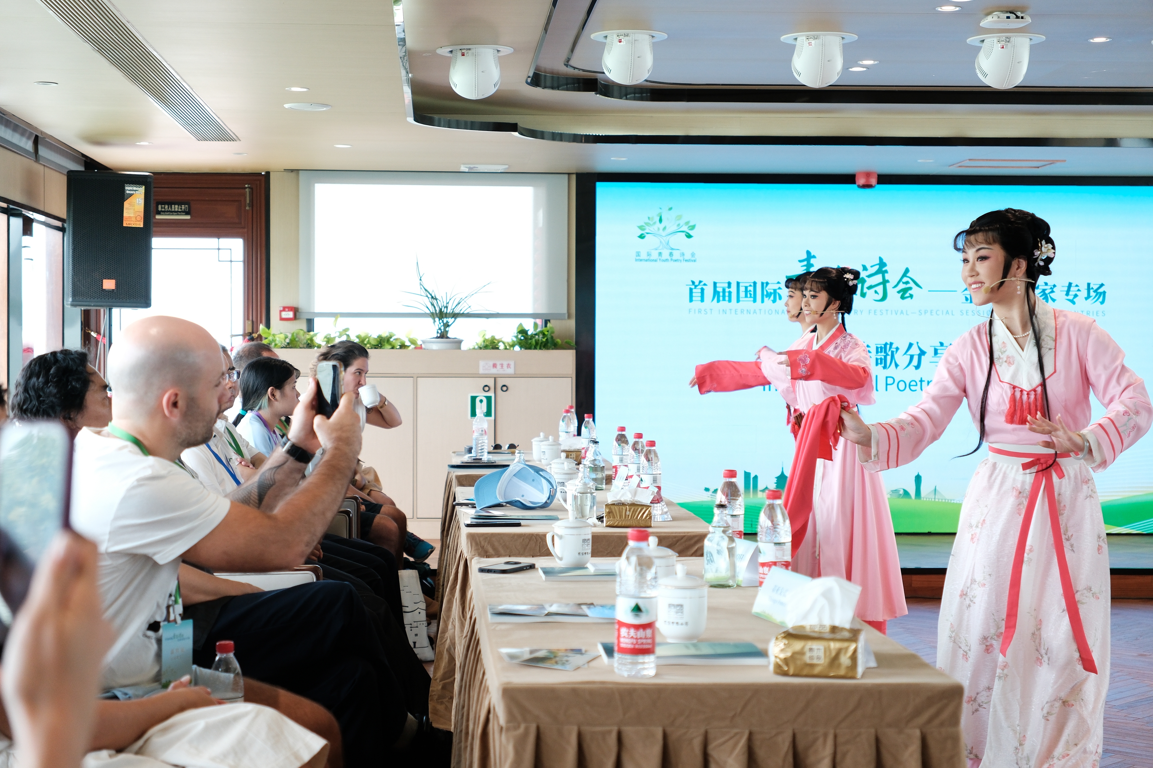 2024年7月21日，浙江杭州，金磚國家外國友人欣賞越劇《富陽新曲》。