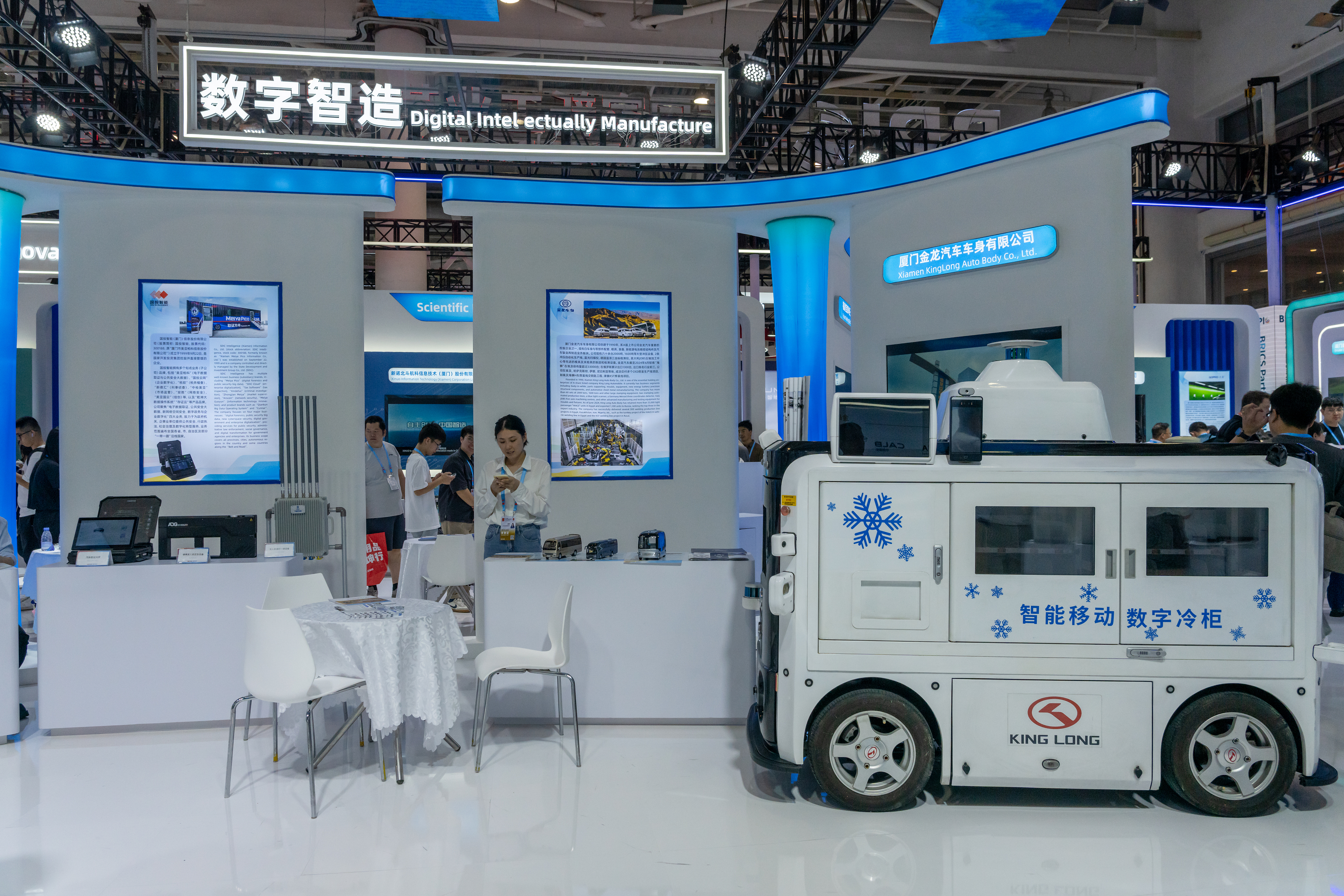 2024年9月9日，福建廈門，觀眾在金磚國家新工業(yè)革命伙伴關(guān)系創(chuàng)新基地展位參觀、洽談。