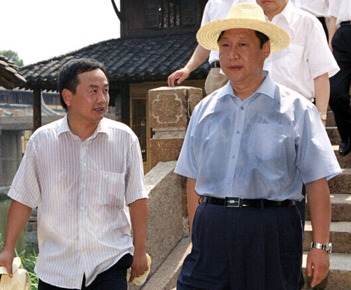 2005年8月3日，習(xí)近平在浙江嘉興桐鄉(xiāng)市烏鎮(zhèn)調(diào)研古鎮(zhèn)保護(hù)工作。資料圖片