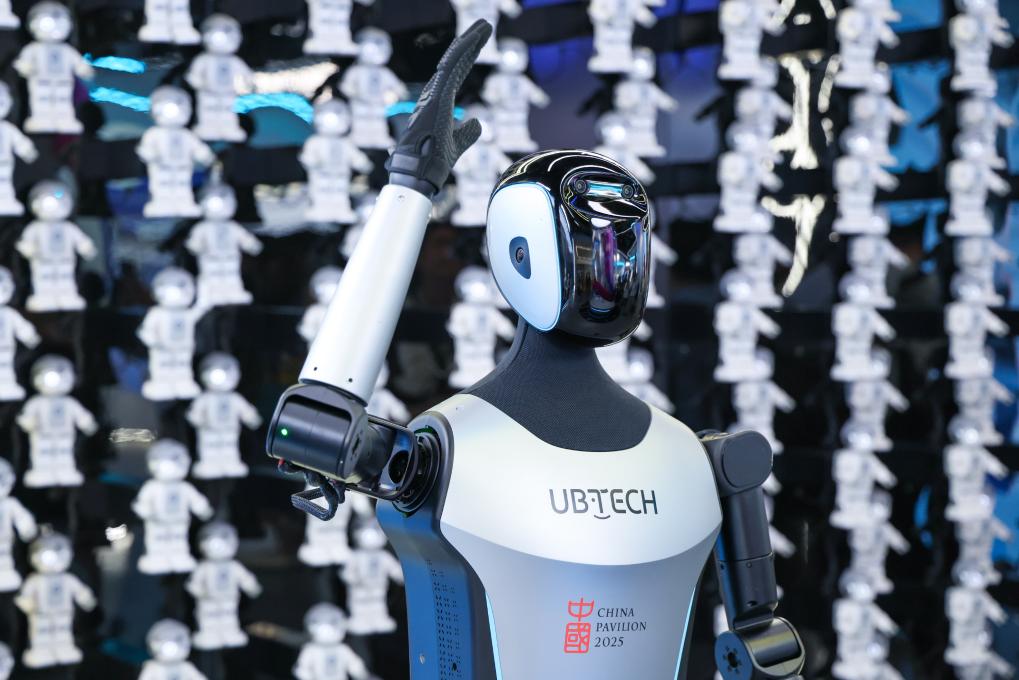 △ 2025年4月23日，在深圳優(yōu)必選科技展廳內(nèi)，商用版人形機器人Walker C向觀眾揮手致意。