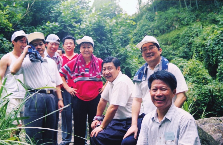 1999年6月，習(xí)近平在福州森林公園參加紀(jì)念毛主席“發(fā)展體育運(yùn)動，增強(qiáng)人民體質(zhì)”題詞47周年登山健身活動。（圖片來源：《習(xí)近平在福建（下冊）》