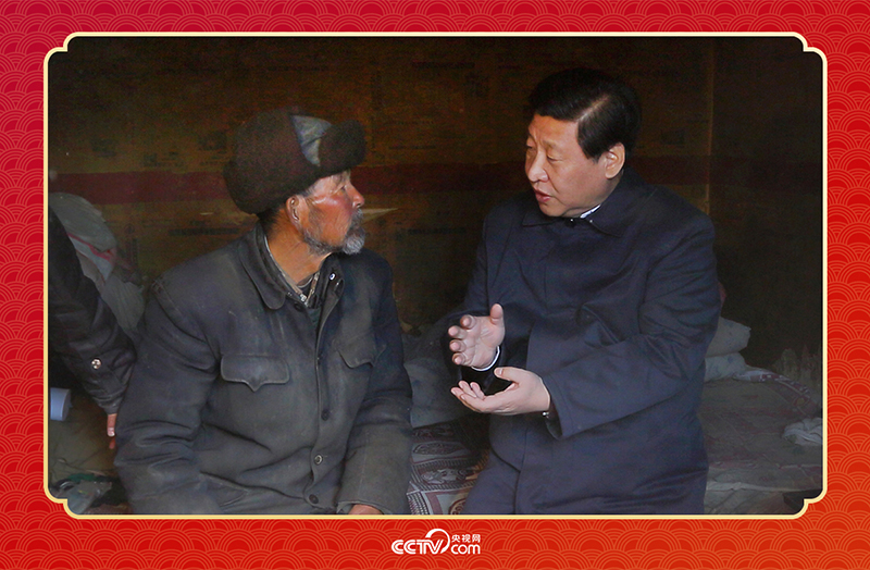 2013年2月3日，習(xí)近平總書記和甘肅省定西市渭源縣元古堆村八旬老黨員馬崗親切交談，了解當(dāng)?shù)厣a(chǎn)生活情況。