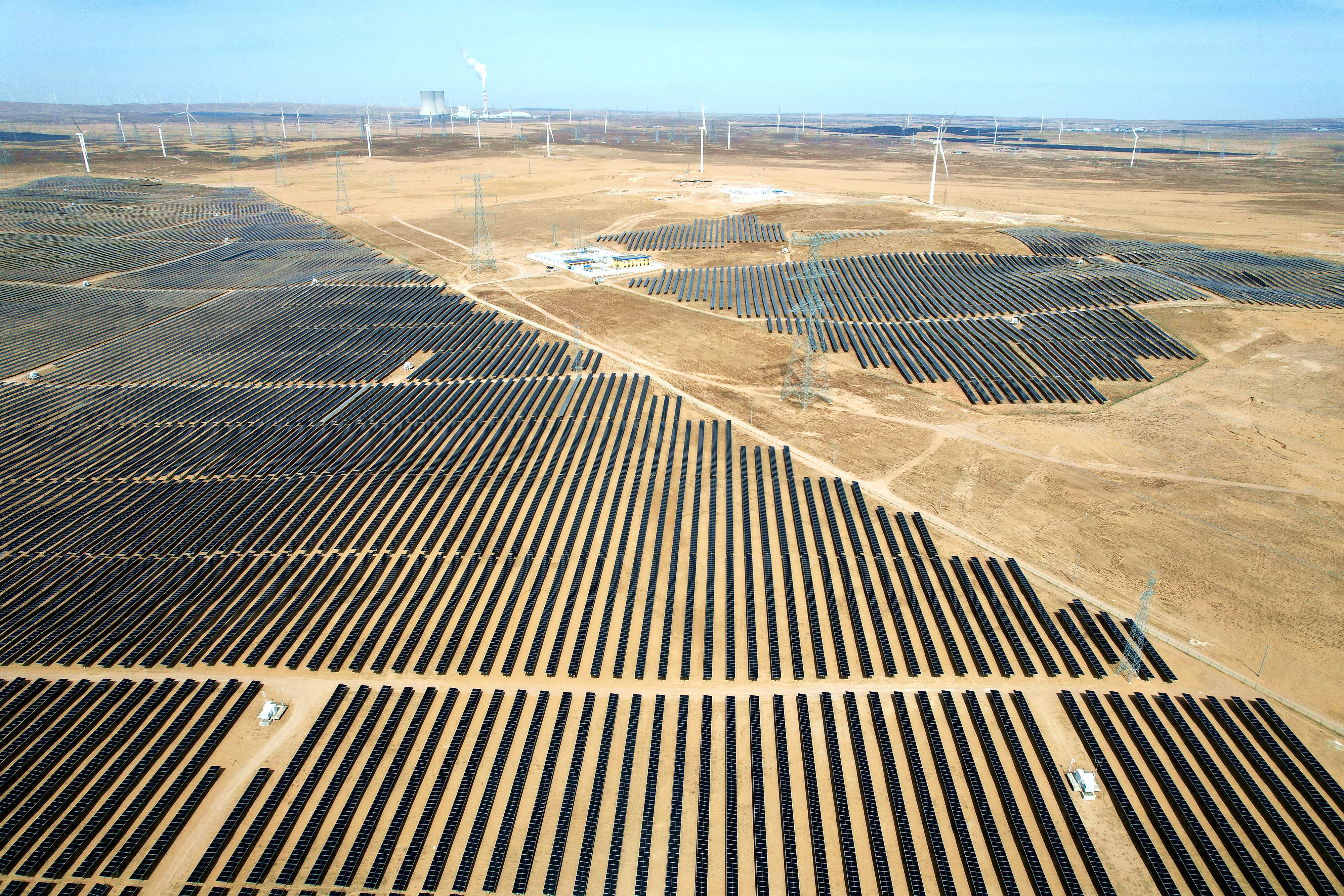 2026年3月18日，寧夏銀川，在靈武市白土崗鄉(xiāng)的一處光伏產(chǎn)業(yè)基地，成片的太陽能光伏板匯成一片“藍(lán)色海洋”。