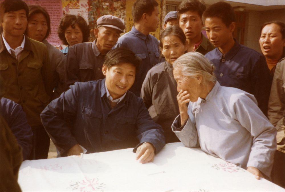 這是1983年，時任河北正定縣委書記的習近平，臨時在大街上擺桌子聽取老百姓意見。