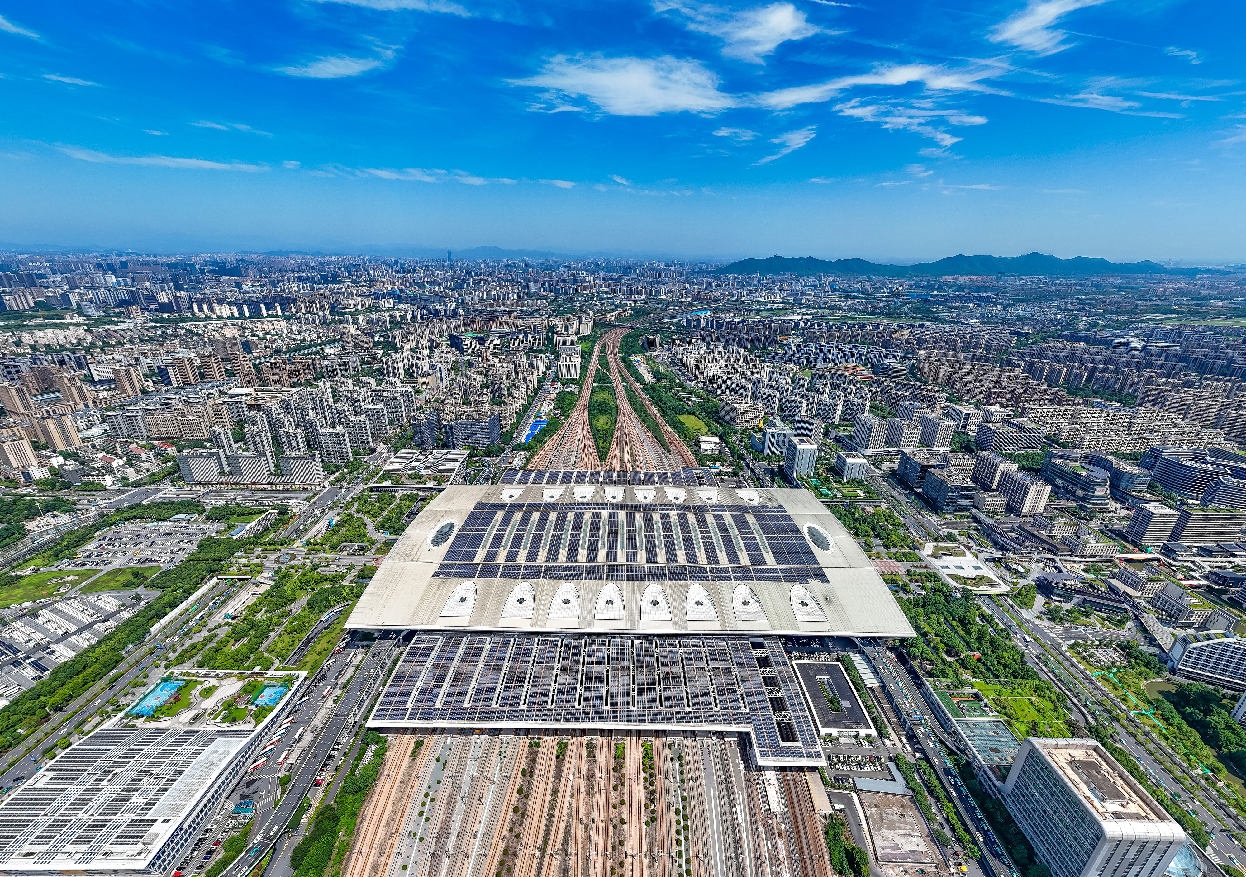 2025年10月29日，浙江杭州，航拍杭州東站站房屋頂及南北雨棚光伏發(fā)電方陣。