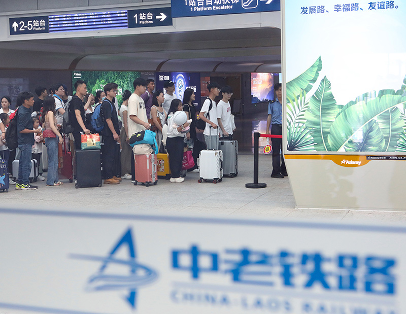 在云南景洪市的中老鐵路西雙版納站，旅客有序進入站臺乘車（2023年10月5日攝）。