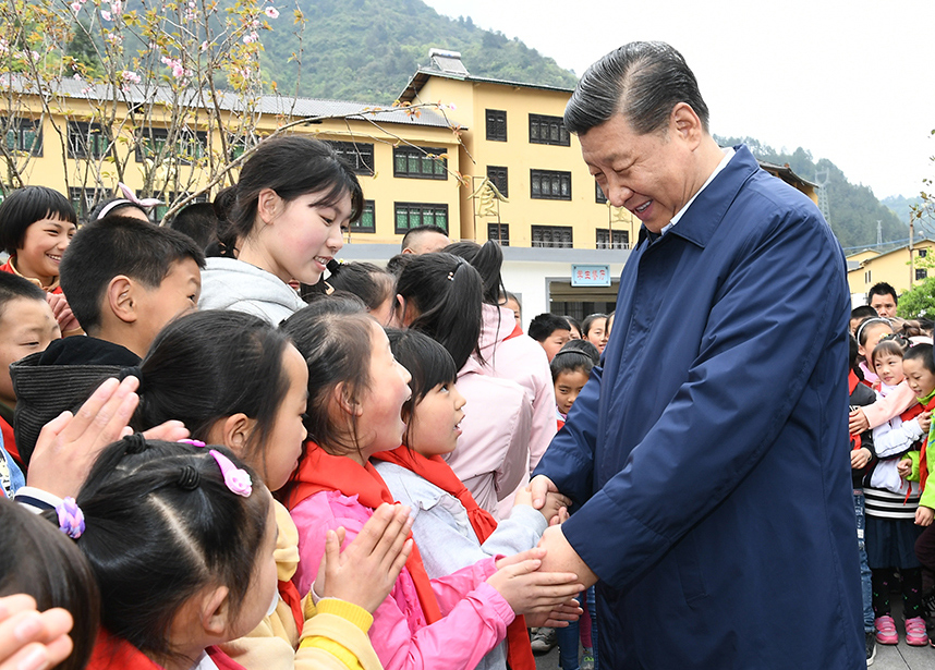 2019年4月15日下午，習(xí)近平總書記在重慶石柱土家族自治縣中益鄉(xiāng)小學(xué)同學(xué)生們親切交談，詢問他們學(xué)習(xí)和生活情況。