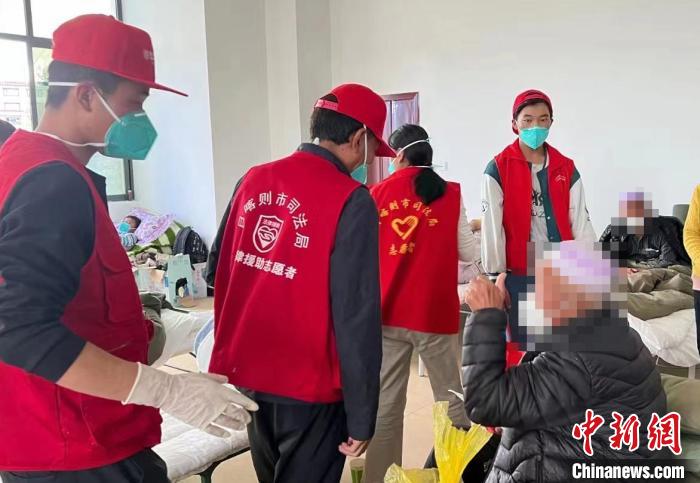 圖為得到妥善安置周到的服務(wù)，患者向志愿者豎起大拇指?！∪湛t市委宣傳部供圖