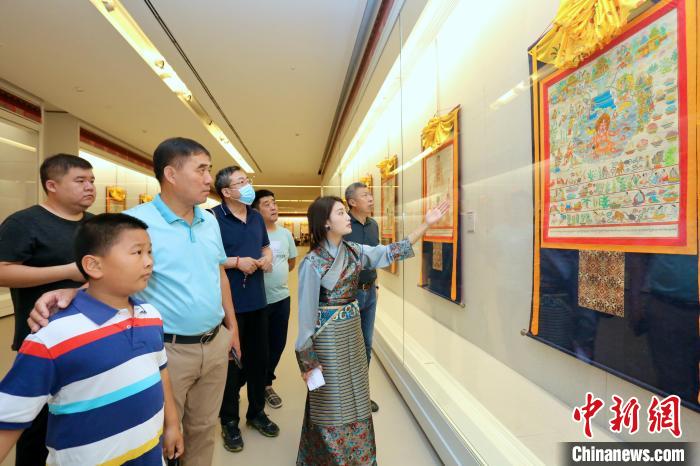 “藏韻瑰寶”藏醫(yī)四部醫(yī)典唐卡珍品展現(xiàn)場(chǎng)?！⒖∩n 攝