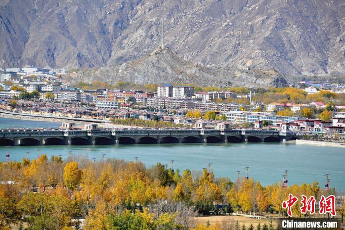 10月25日，被秋色點(diǎn)綴的拉薩河?！〗w波 攝