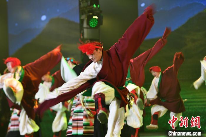 圖為演員在聯(lián)歡晚會上表演?！∝暩聛硭?攝