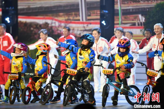 圖為拉薩市春節(jié)藏歷新年聯(lián)歡晚會錄制現(xiàn)場?！∝暩聛硭?攝