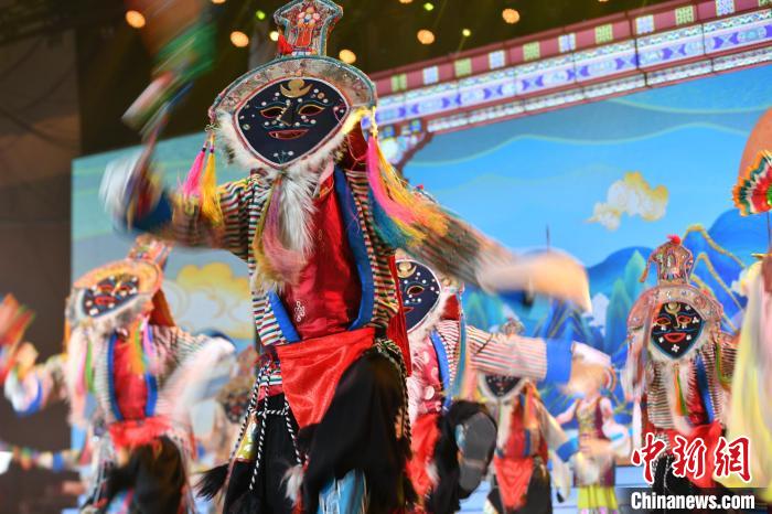 圖為演員在聯(lián)歡晚會上表演。　貢嘎來松 攝