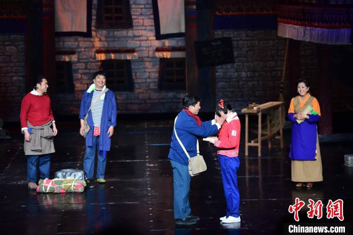 圖為西藏本土話劇《八廓街北院》演出現(xiàn)場(chǎng)?！∝暩聛?lái)松 攝