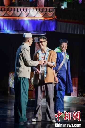 圖為西藏本土話劇《八廓街北院》演出現(xiàn)場(chǎng)。　貢嘎來(lái)松 攝
