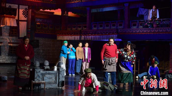 圖為西藏本土話劇《八廓街北院》演出現(xiàn)場(chǎng)?！∝暩聛?lái)松 攝