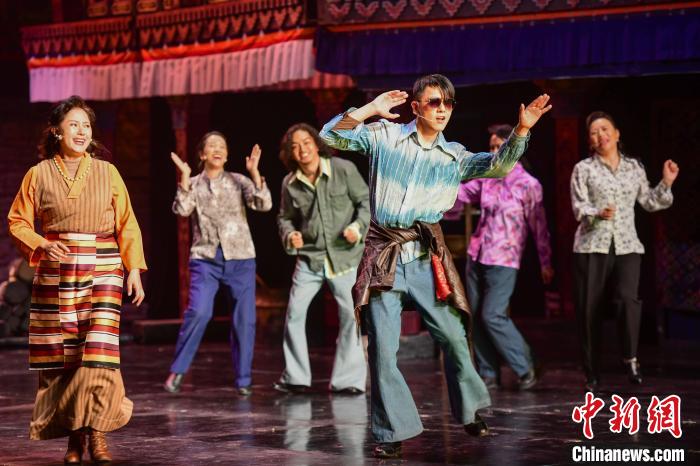 圖為西藏本土話劇《八廓街北院》演出現(xiàn)場(chǎng)?！?攝