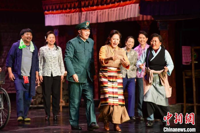 圖為西藏本土話劇《八廓街北院》演出現(xiàn)場(chǎng)?！∝暩聛?lái)松 攝