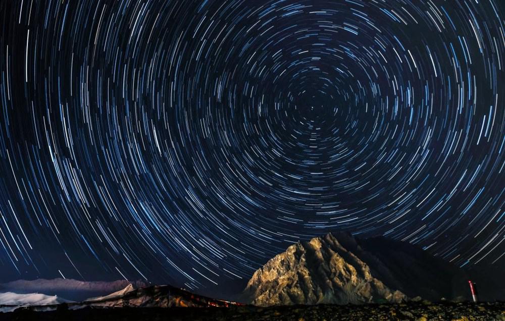 微微風(fēng)簇浪，散作滿(mǎn)河星。貢覺(jué)群培攝