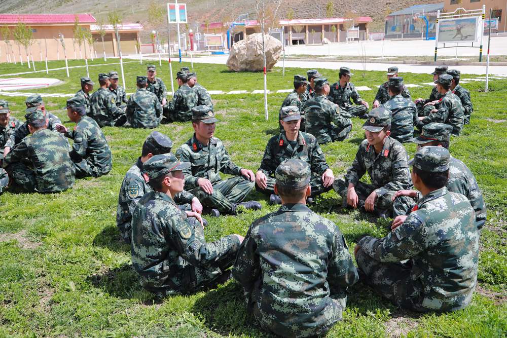 官兵正在開展“讀書分享”交流活動。