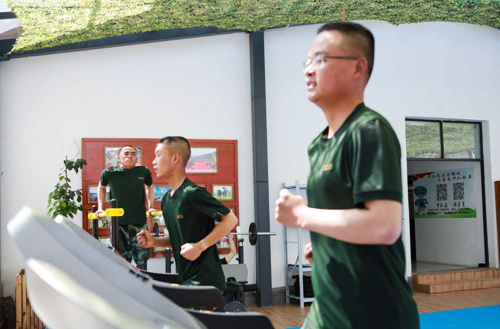 官兵正在新配發(fā)的跑步機上運動。