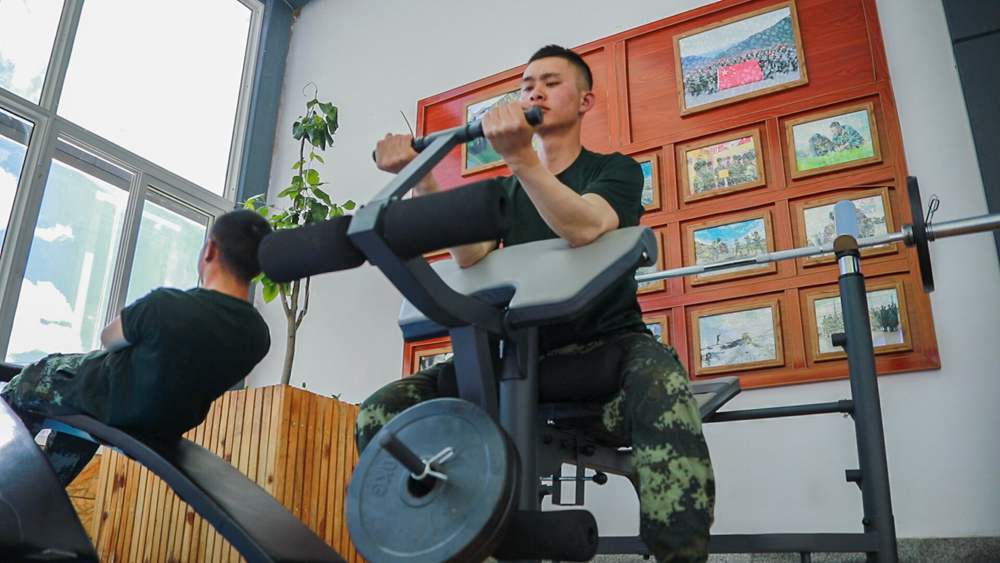 官兵正在陽光棚內(nèi)自我健身。