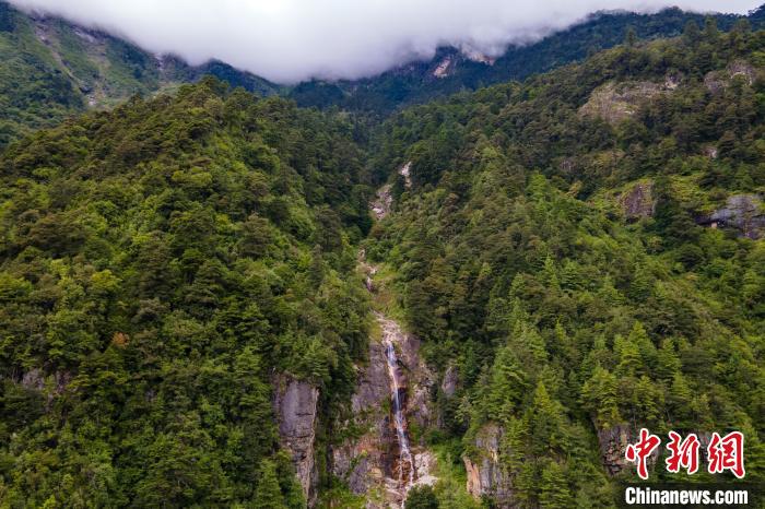 勒布溝的瀑布?！〗w波 攝