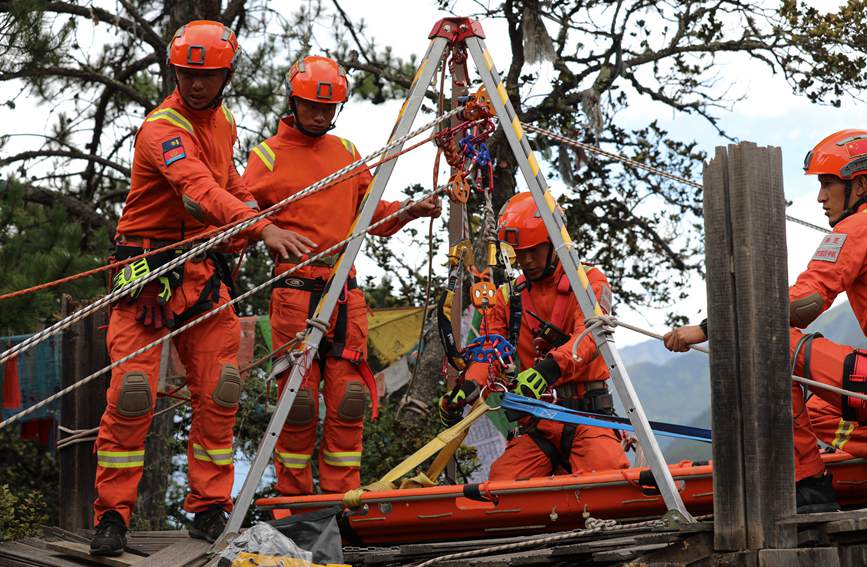 三腳架設(shè)置錨點。西繞拉翁攝