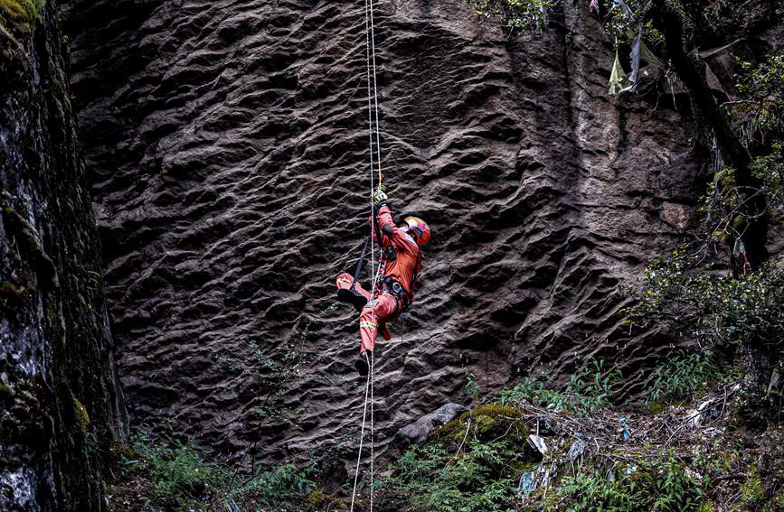 救援實戰(zhàn)訓(xùn)練中，消防員垂直攀爬。西繞拉翁攝