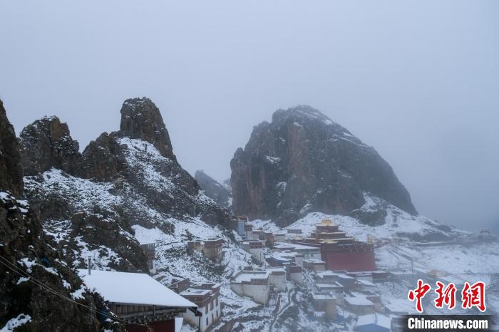 雍仲苯教孜珠寺風(fēng)光?！〗w波 攝