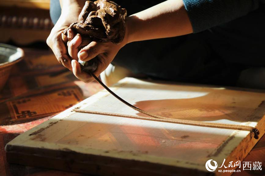 制作藏香過(guò)程。人民網(wǎng)記者 次仁羅布攝
