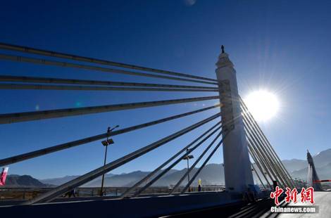 8圖 2013年11月27日納金大橋通車儀式。圖片來(lái)源：中新社。.jpg
