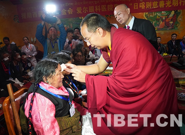 3圖 十一世班禪為益西拉姆（左一）揭紗。攝影：王淑.JPG