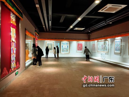 80余幅國家級非遺大師希熱布唐卡作品東莞展出。圖為展覽現(xiàn)場(徐倩 攝)