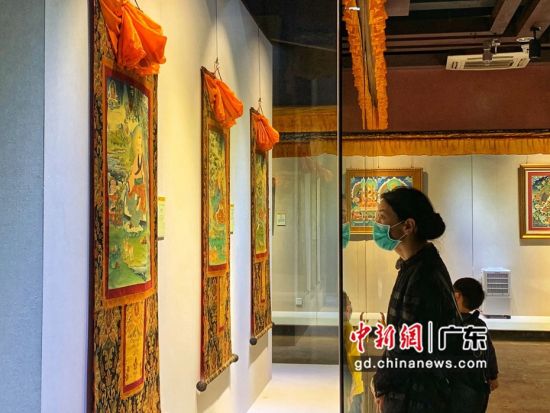 80余幅國家級非遺大師希熱布唐卡作品東莞展出。圖為充滿神秘色彩的唐卡作品吸引人駐足觀看(徐倩 攝)