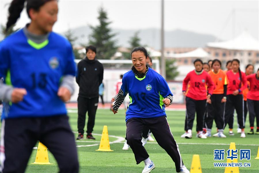 （體育·專題）（14）足球——踢球吧！草原女孩