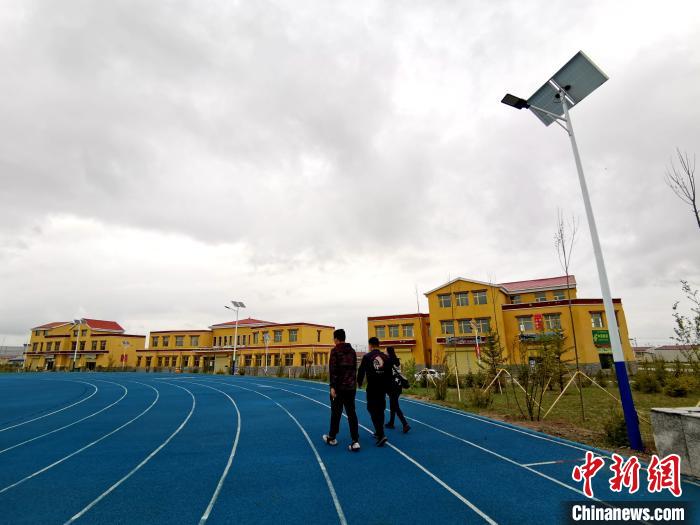 青海草原上的新村落：扶貧政策“照”在我的家，“暖”著我的心