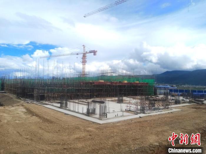 圖為香格里拉站實(shí)現(xiàn)封頂。中國鐵路昆明局集團(tuán)供圖