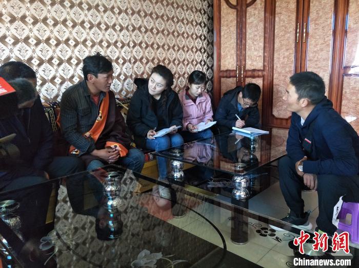 圖為調(diào)查組工作人員正在入戶(hù)調(diào)查?！∑钤鲚?攝