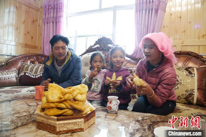 圖為項(xiàng)青達(dá)杰一家人合影?！●R銘言 攝