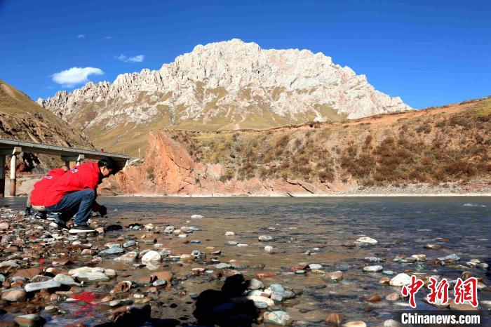 圖為中外記者在雜多縣境內(nèi)的瀾滄江干流采訪當(dāng)?shù)厣鷳B(tài)保護(hù)情況?！?zhí)砀?攝