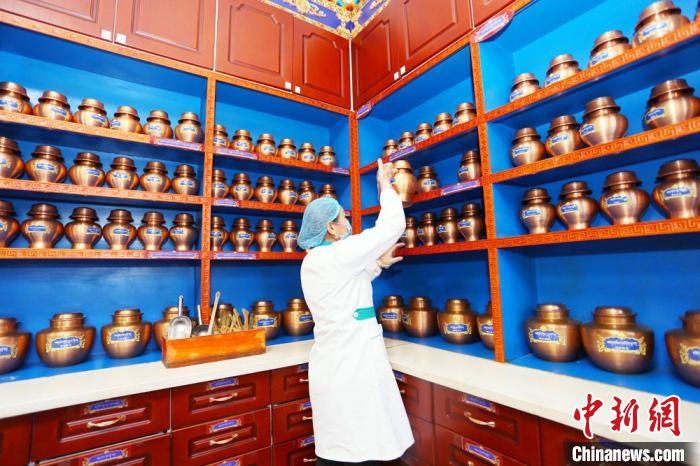 近年來，夏河縣藏醫(yī)醫(yī)院在基礎設施、醫(yī)療服務、業(yè)務拓展、人才梯隊、制度建設等都發(fā)生了巨大變化?！「哒?攝